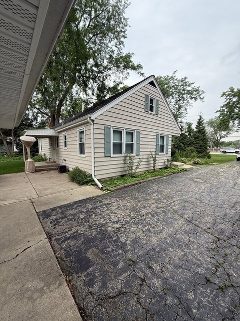 Tiny photo for 47 W Algonquin Road, Des Plaines, IL 60016 (MLS # 12696487)