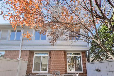 Tiny photo for 5937 N Sauganash Lane, Chicago, IL 60646 (MLS # 12559457)