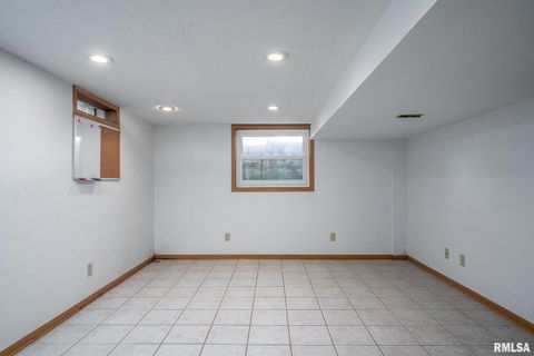 Tiny photo for 3812 N THORNWOOD Avenue, Davenport, IA 52806 (MLS # QC4269187)