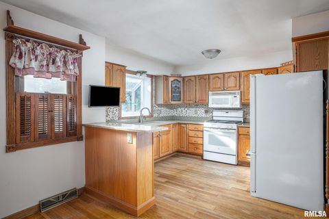 Tiny photo for 3812 N THORNWOOD Avenue, Davenport, IA 52806 (MLS # QC4269187)