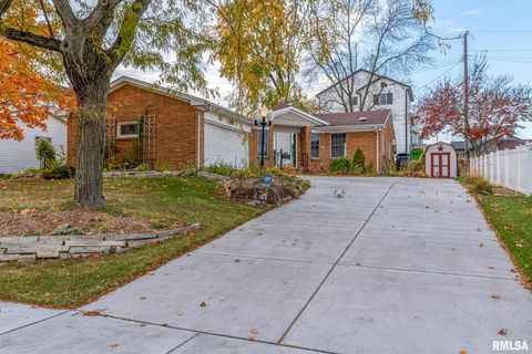 Photo of 3812 N THORNWOOD Avenue, Davenport, IA 52806 (MLS # QC4269187)