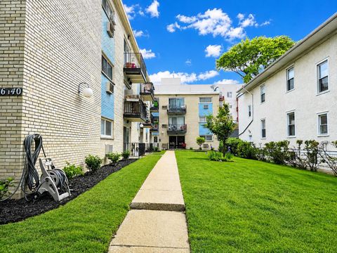 Photo of 1236 W FARWELL Avenue #1B, Chicago, IL 60626 (MLS # 12670388)