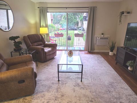 Tiny photo for 1236 W FARWELL Avenue #1B, Chicago, IL 60626 (MLS # 12670388)