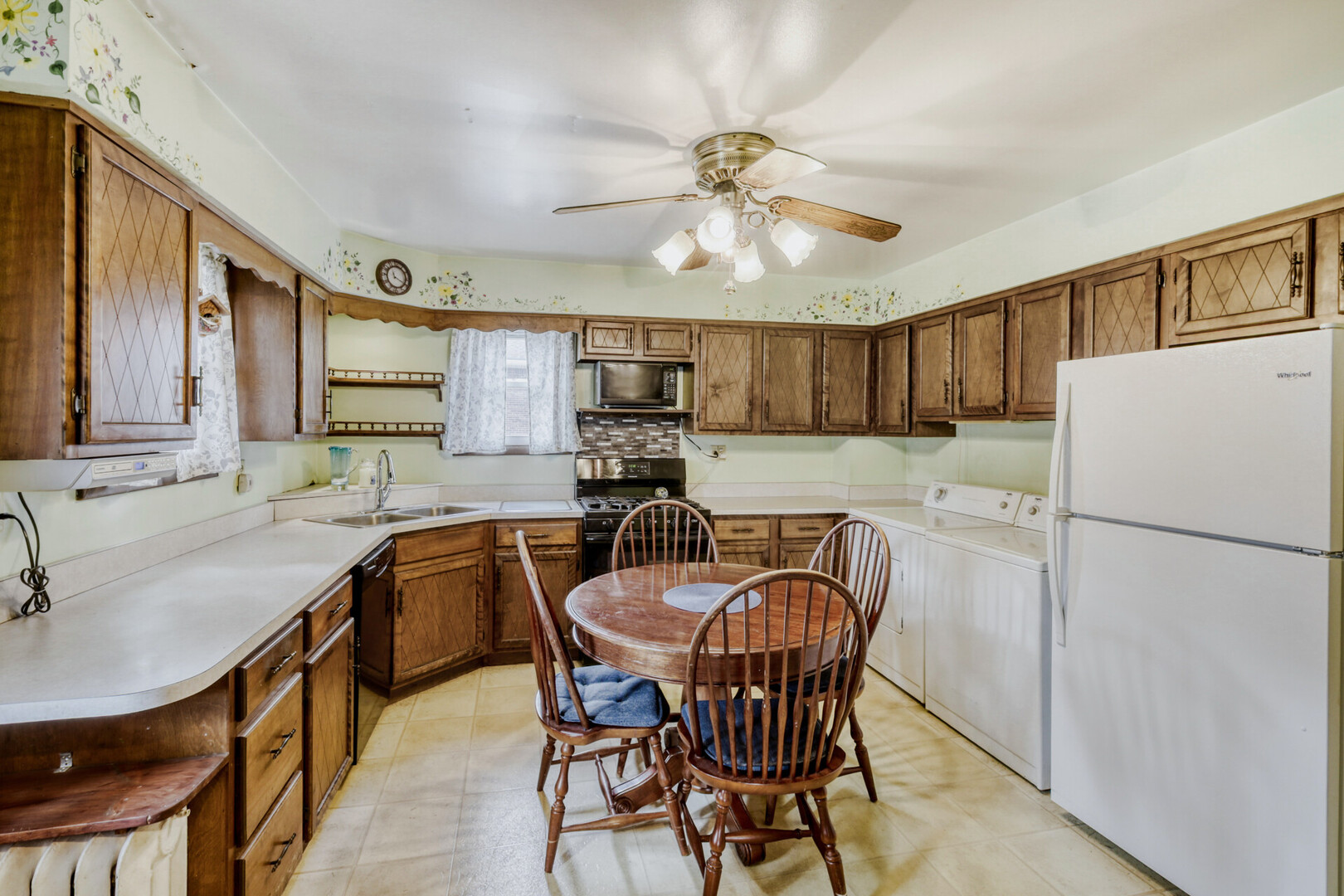 16 E Illinois Street