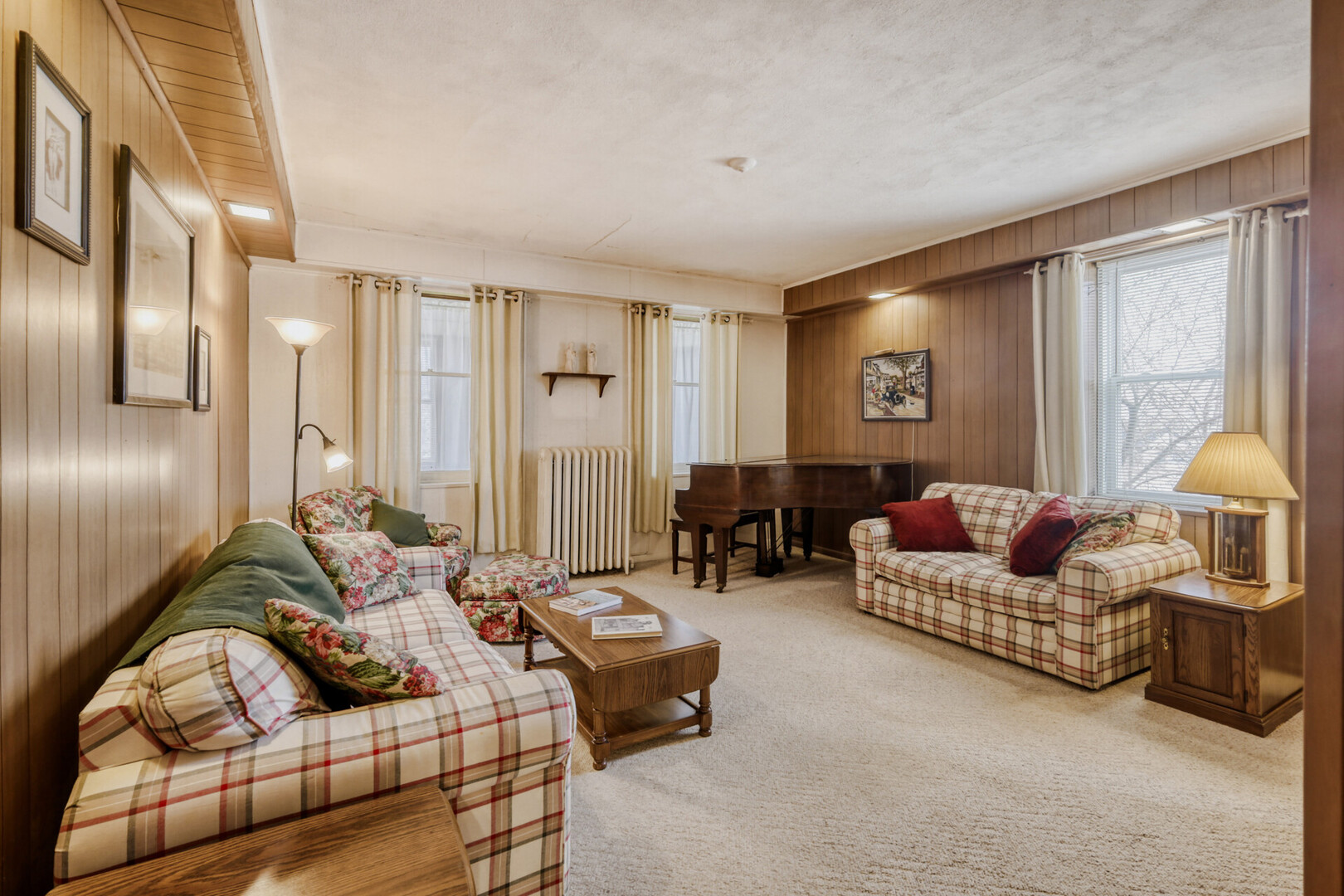 16 E Illinois Street