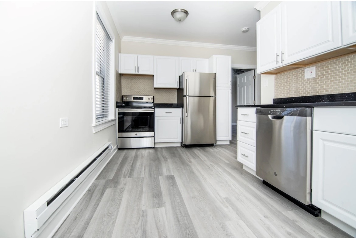 648.5 W Roscoe Street 1N