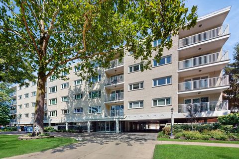 Photo of 1535 Forest Avenue #301, River Forest, IL 60305 (MLS # 12477932) Photo of 1535 Forest Avenue #301, River Forest, IL 60305 (MLS # 12477932)