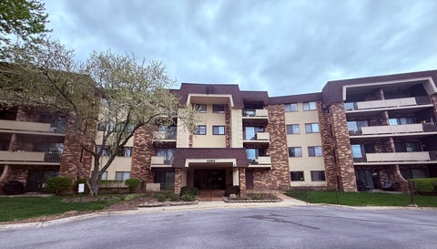 Photo of 3350 N Carriageway Drive #318, Arlington Heights, IL 60004 (MLS # 12663692)