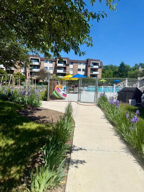 Tiny photo for 3350 N Carriageway Drive #318, Arlington Heights, IL 60004 (MLS # 12663692)