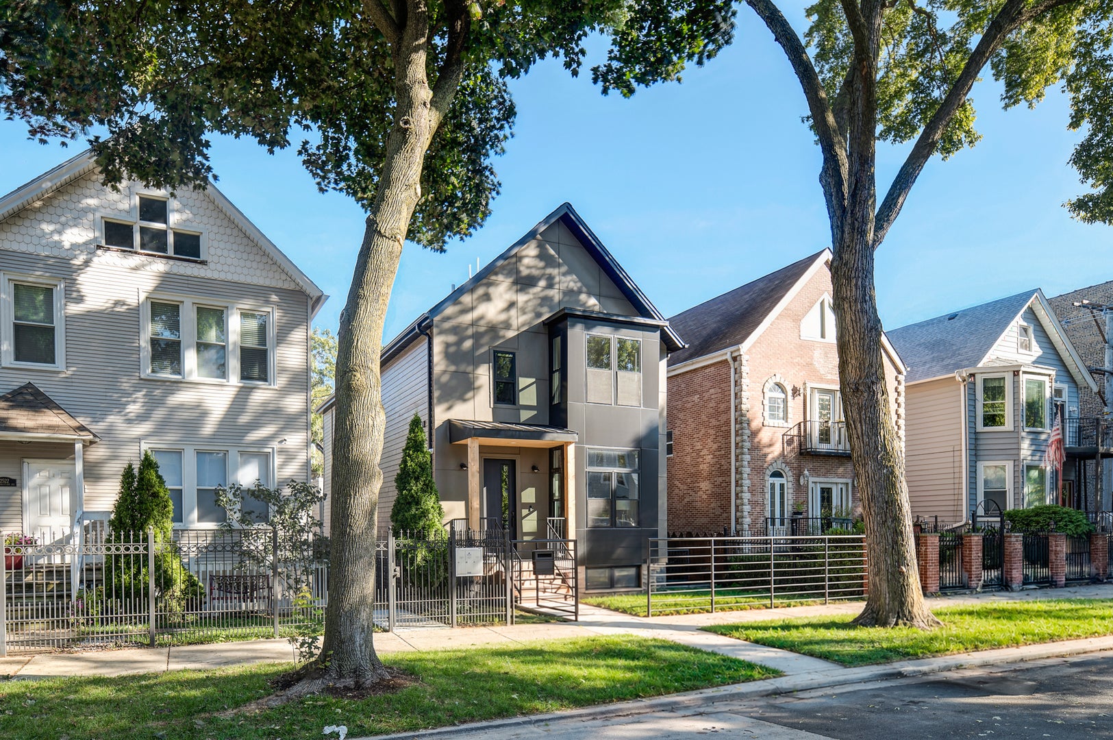 2520 W Shakespeare Avenue