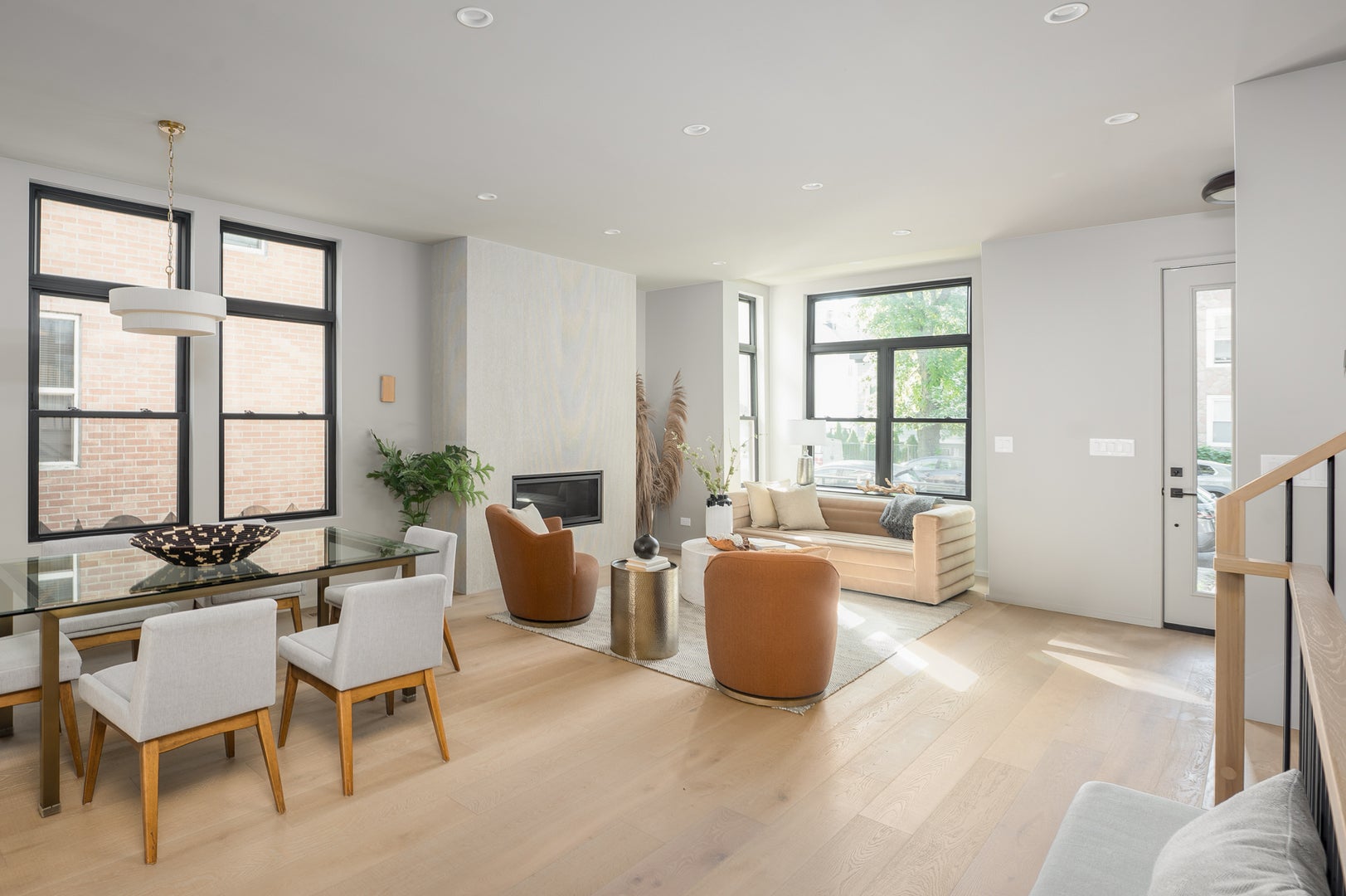 2520 W Shakespeare Avenue
