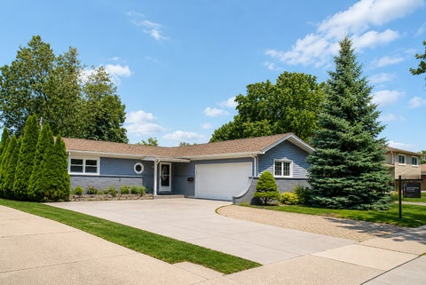 Photo of 770 CORDIAL Drive, Des Plaines, IL 60018 (MLS # 12694964)