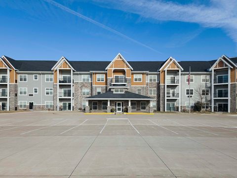 Tiny photo for 2592 MIDDLE Road #313, Bettendorf, IA 52722 (MLS # QC4269748)