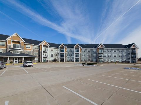 Tiny photo for 2592 MIDDLE Road #313, Bettendorf, IA 52722 (MLS # QC4269748)