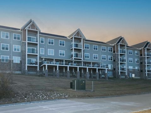 Tiny photo for 2592 MIDDLE Road #313, Bettendorf, IA 52722 (MLS # QC4269748)