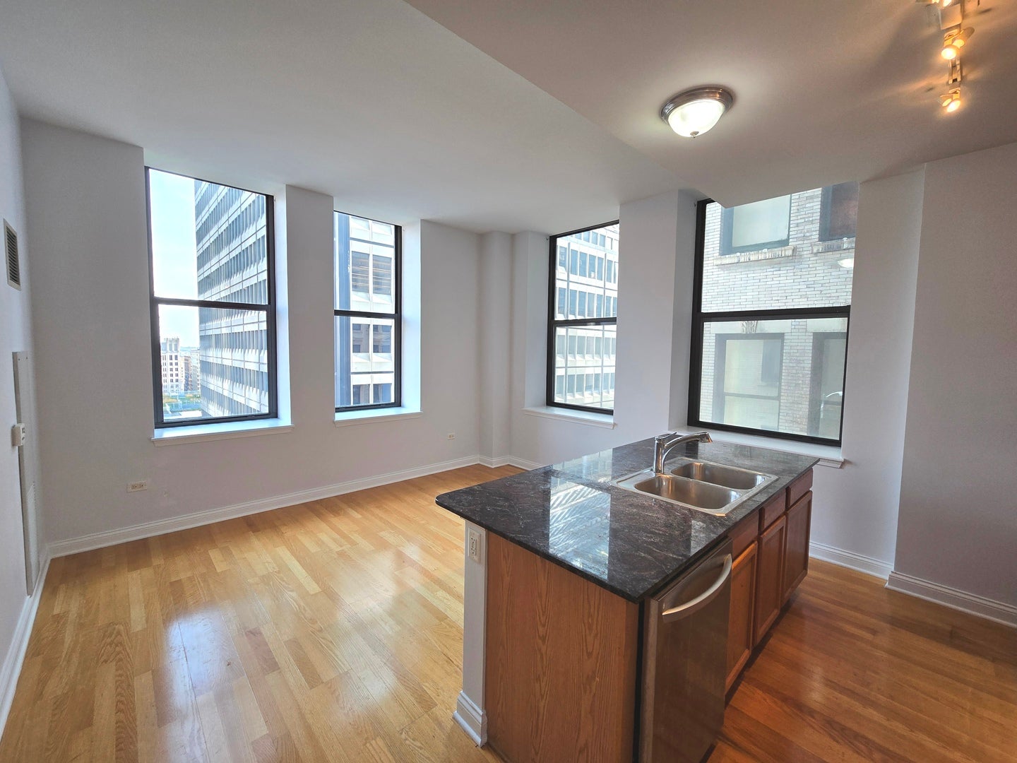 8 W MONROE Street 1800