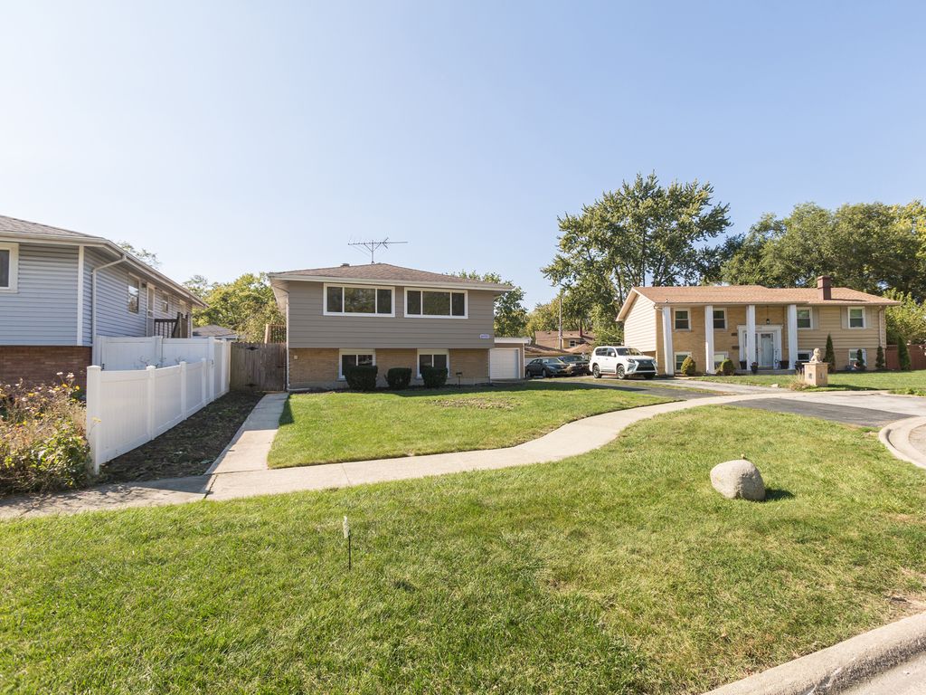Photo for 16920 Glen Oaks Drive, Country Club Hills, IL 60478 (MLS # 12501357)
