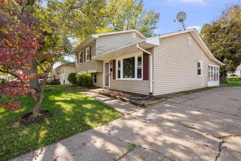 Photo of 2118 N Fairmount Street, Davenport, IA 52804 (MLS # 12798474)