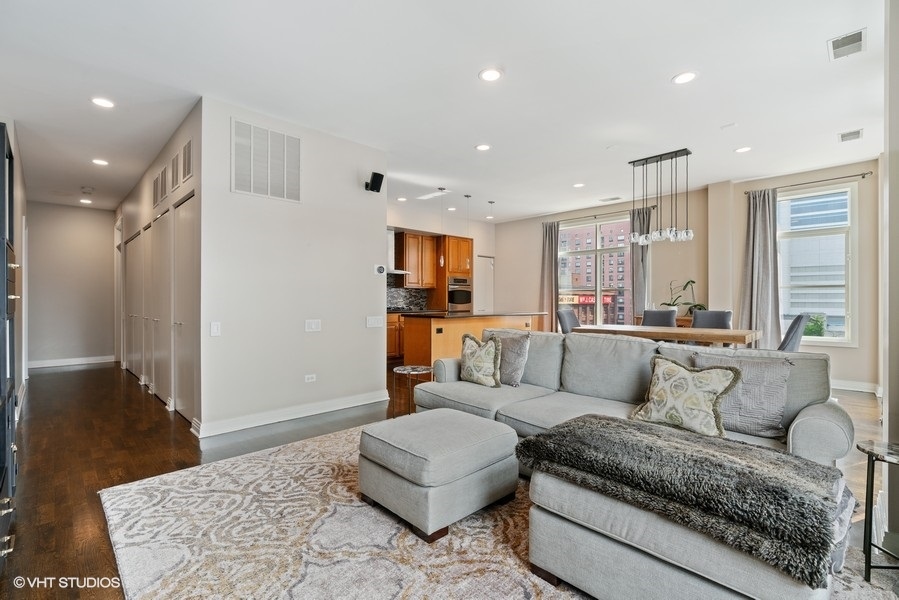 330 N CLINTON Street 605