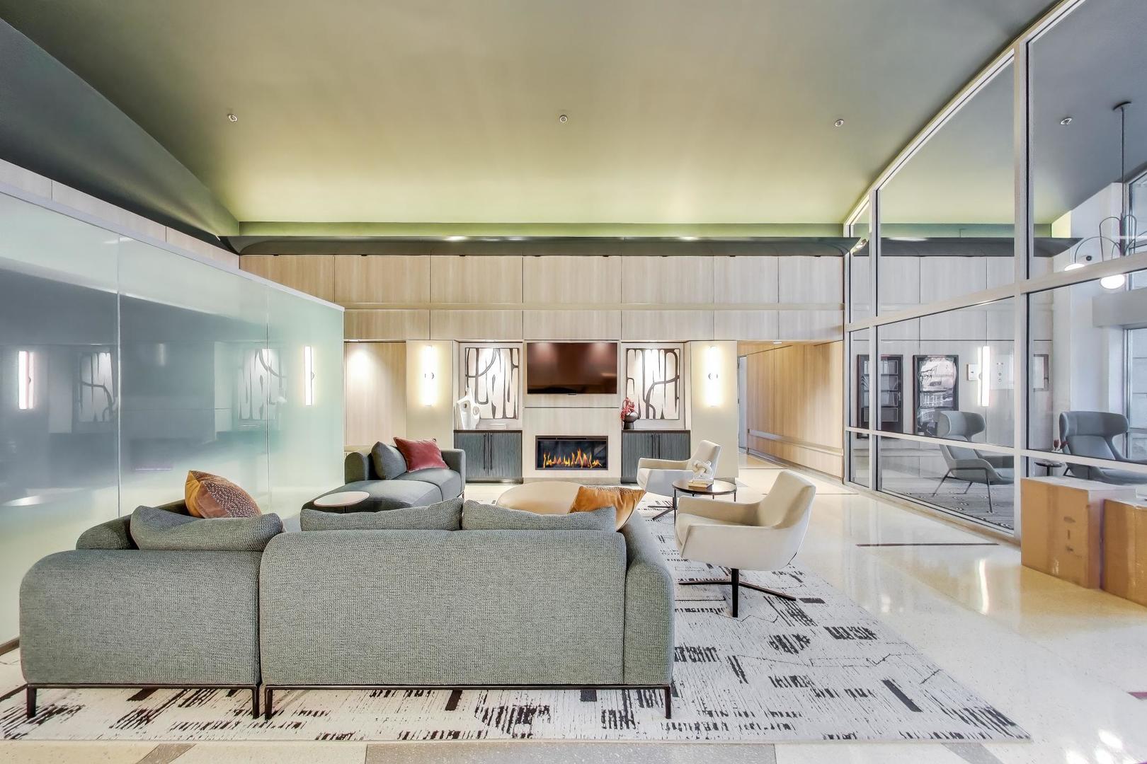 933 W Van Buren Street 504