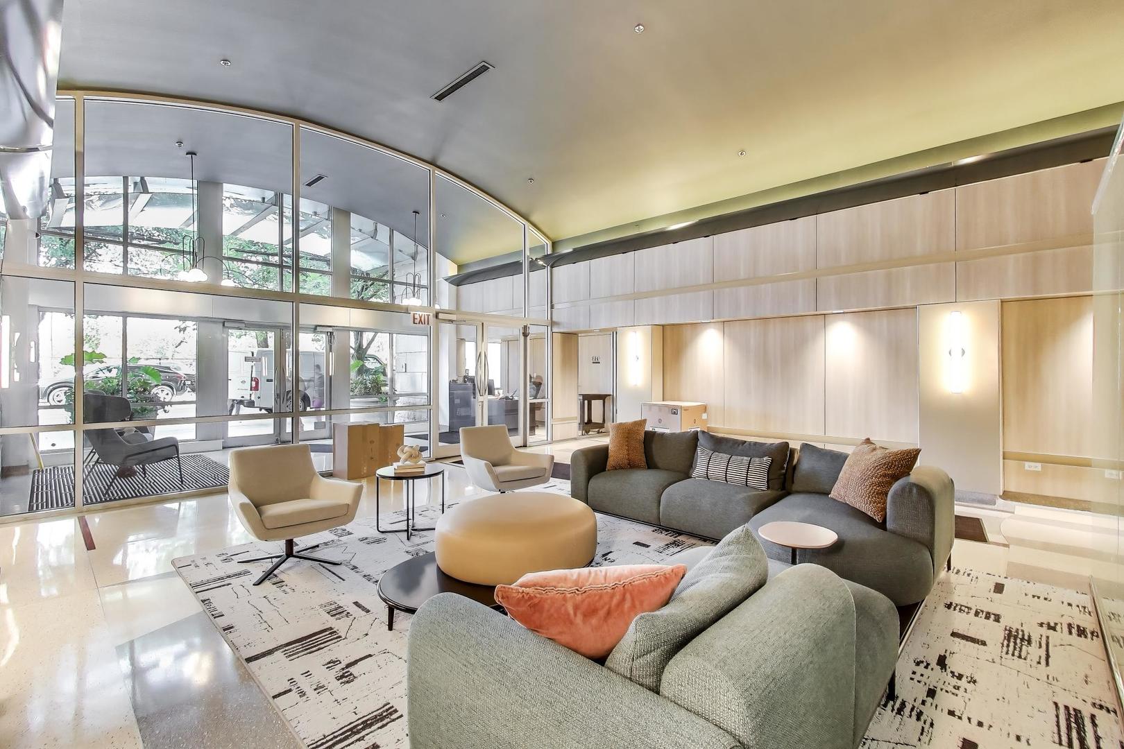 933 W Van Buren Street 504