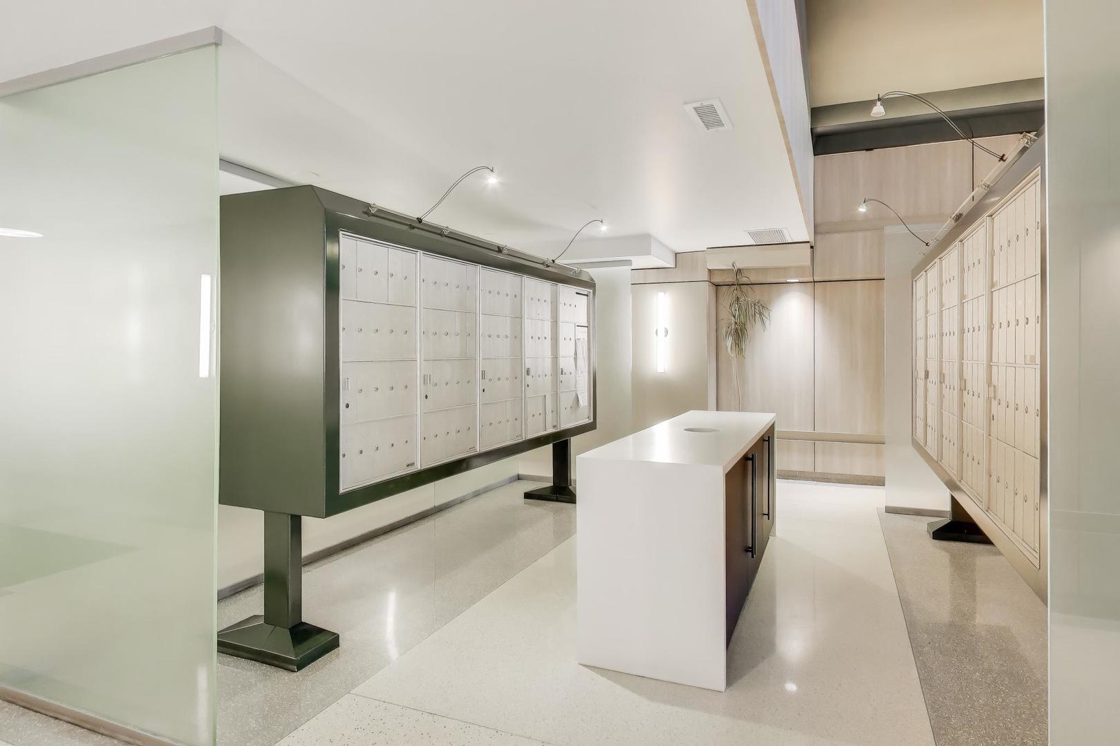 933 W Van Buren Street 504