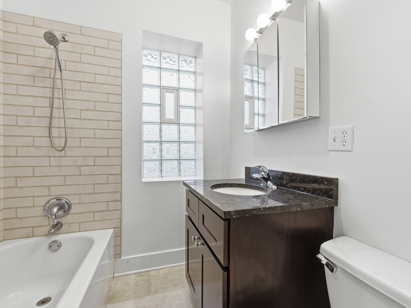 Chicago, Illinois 60647, United States, 2 Bedrooms Bedrooms, ,1 BathroomBathrooms,Residential,Active,243905