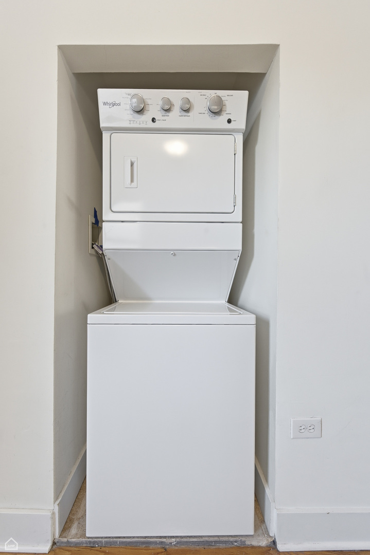 Chicago, Illinois 60647, United States, 2 Bedrooms Bedrooms, ,1 BathroomBathrooms,Residential,Active,243905