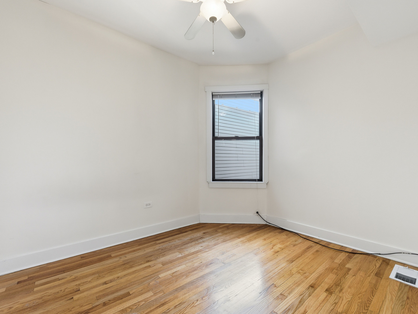 Chicago, Illinois 60647, United States, 2 Bedrooms Bedrooms, ,1 BathroomBathrooms,Residential,Active,243905