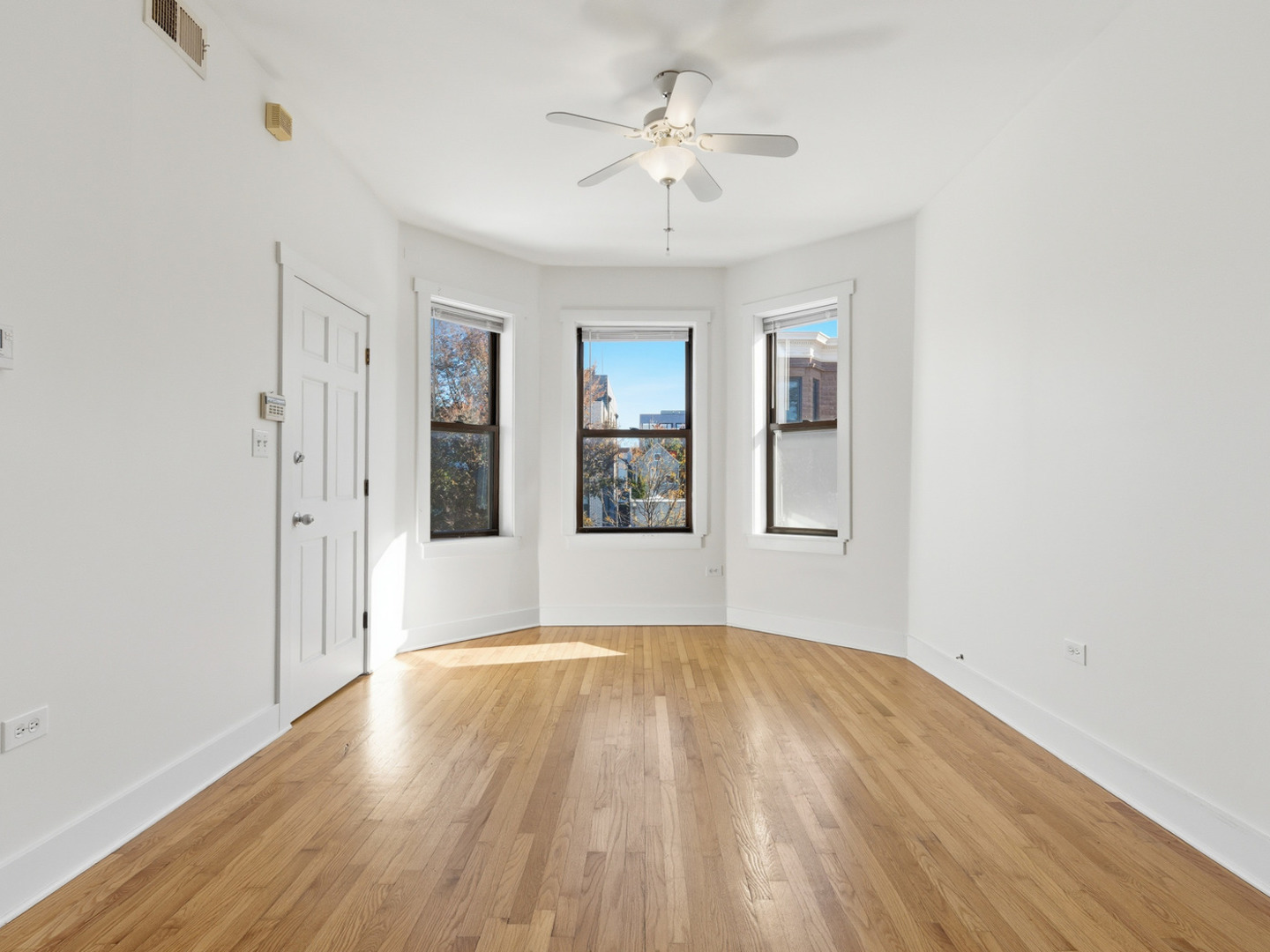 Chicago, Illinois 60647, United States, 2 Bedrooms Bedrooms, ,1 BathroomBathrooms,Residential,Active,243905