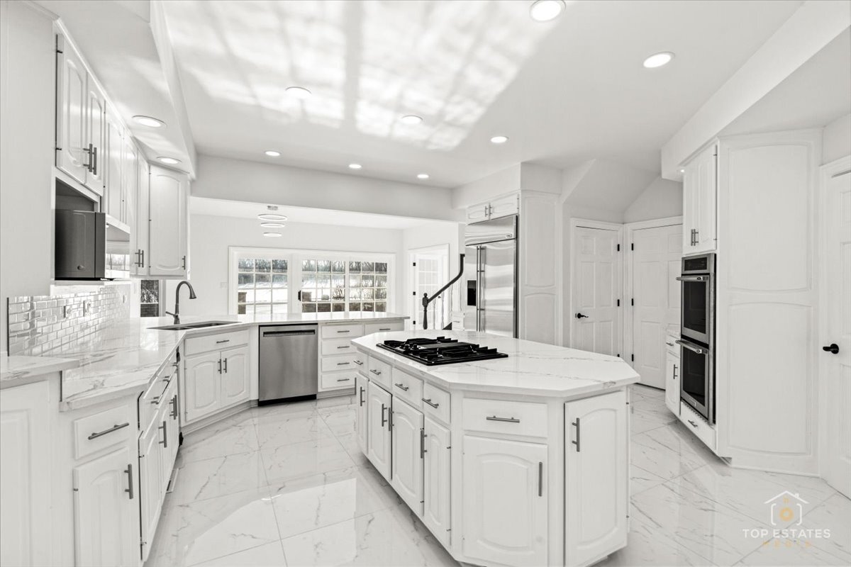 Orland Park, Illinois, 60462, United States, 5 Bedrooms Bedrooms, ,6 BathroomsBathrooms,Residential,Active,2011873