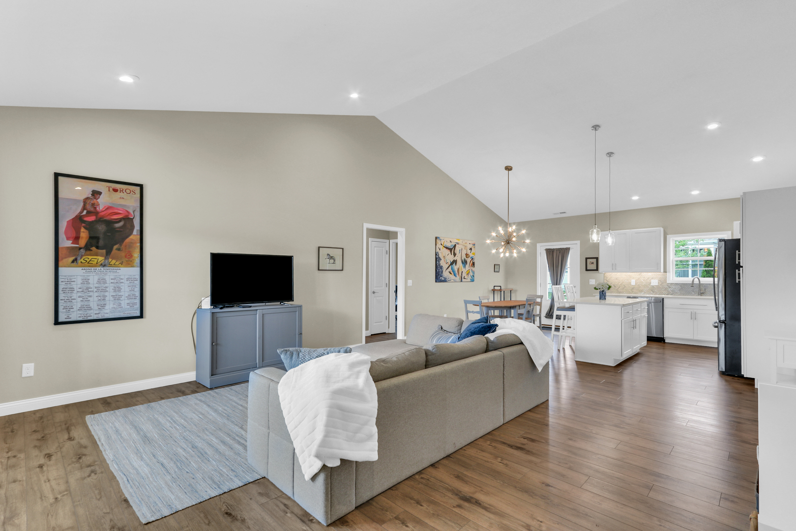 1608 E Horizon Lane
