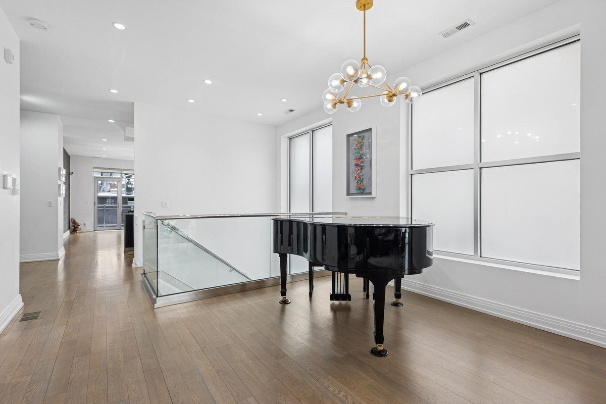 1437 W Diversey Parkway 1W