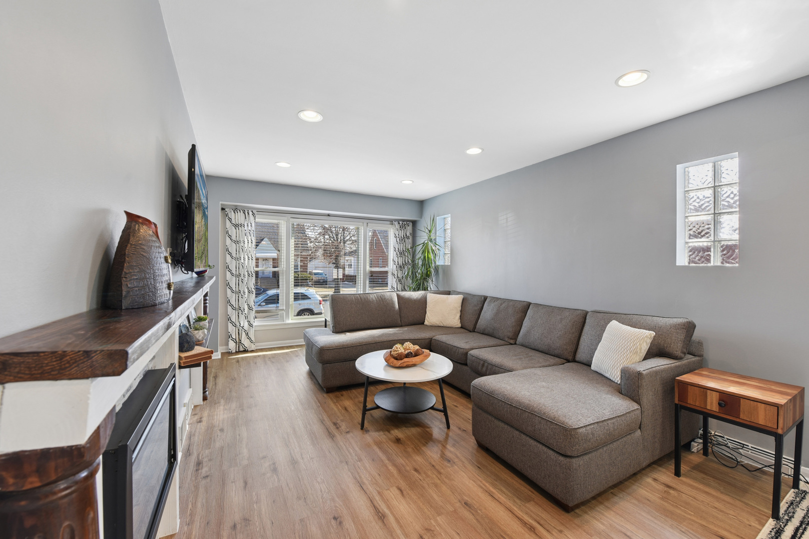 3334 N Oleander Avenue