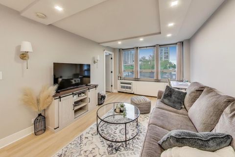 Tiny photo for 88 W Schiller Street #305L, Chicago, IL 60610 (MLS # 12478403)