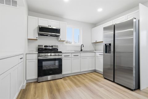 Tiny photo for 1207 W Walnut Street, Bloomington, IL 61701 (MLS # 12541706)