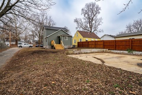 Tiny photo for 1207 W Walnut Street, Bloomington, IL 61701 (MLS # 12541706)