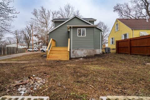 Tiny photo for 1207 W Walnut Street, Bloomington, IL 61701 (MLS # 12541706)