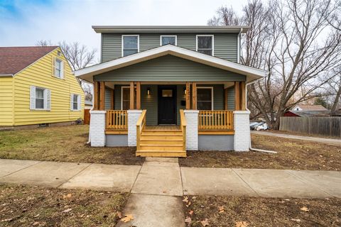 Photo of 1207 W Walnut Street, Bloomington, IL 61701 (MLS # 12541706)