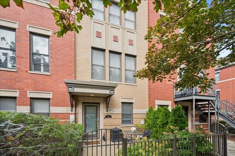 Photo of 634 W Oak Street, Chicago, IL 60610 (MLS # 12487836)