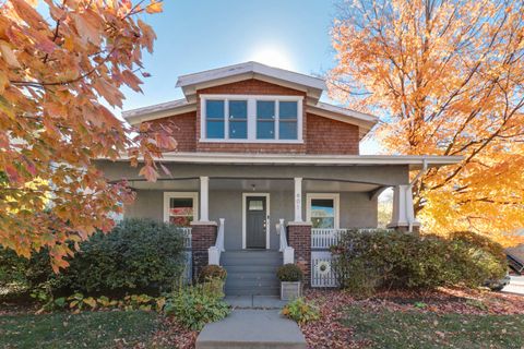 Tiny photo for 601 E Grove Street, Bloomington, IL 61701 (MLS # 12511521)