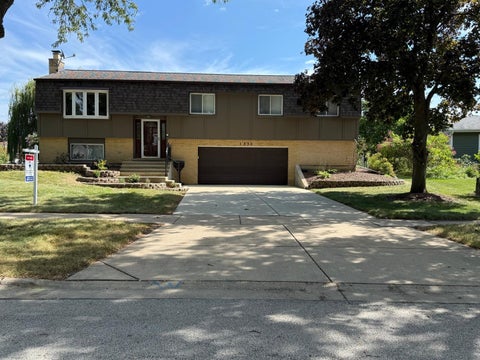 Photo of 1230 Durham Drive, Wheaton, IL 60189 (MLS # 12028373)