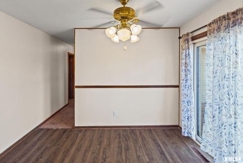 Tiny photo for 8 Ronnies Terrace, Centralia, IL 62801 (MLS # EB460181)