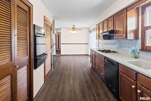 Tiny photo for 8 Ronnies Terrace, Centralia, IL 62801 (MLS # EB460181)