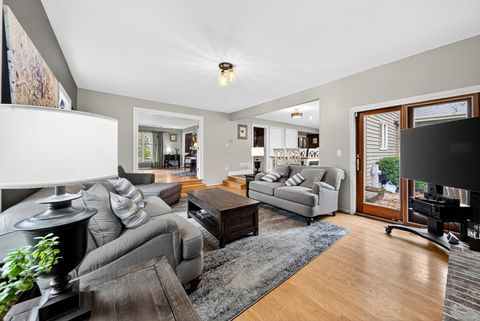 Tiny photo for 1404 Amy Lane, Libertyville, IL 60048 (MLS # 12500637)