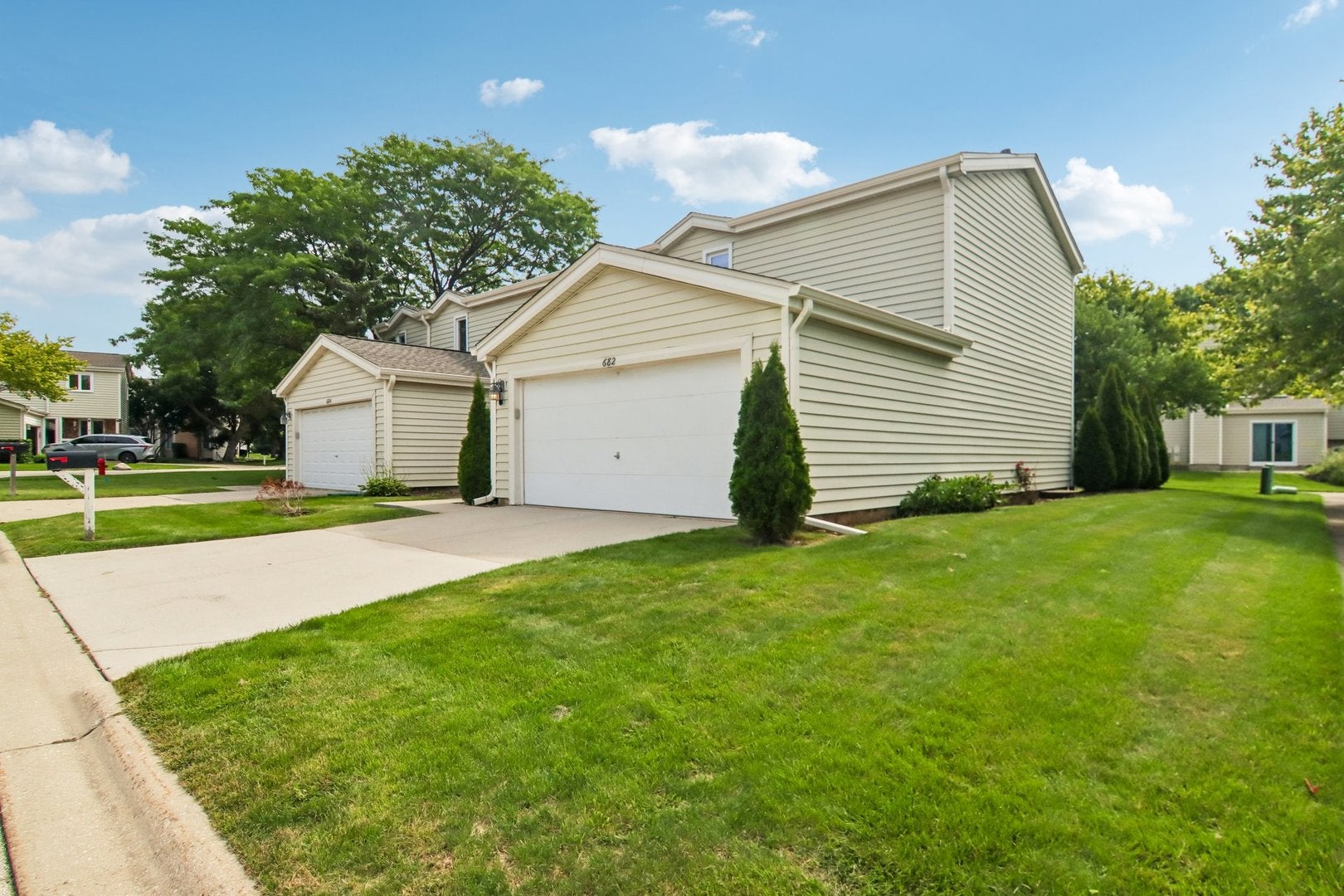 682 Claridge Circle