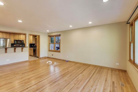 Tiny photo for 137 Racine Place, Mundelein, IL 60060 (MLS # 12501721)