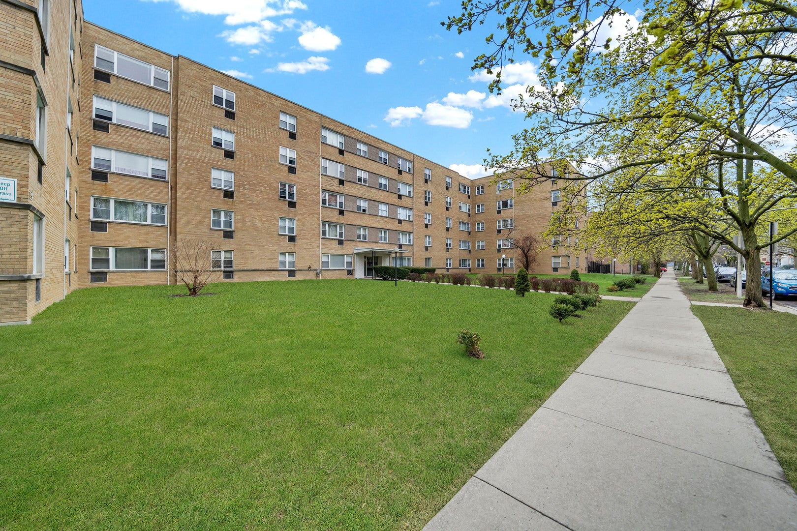 6161 N Hoyne Avenue 504