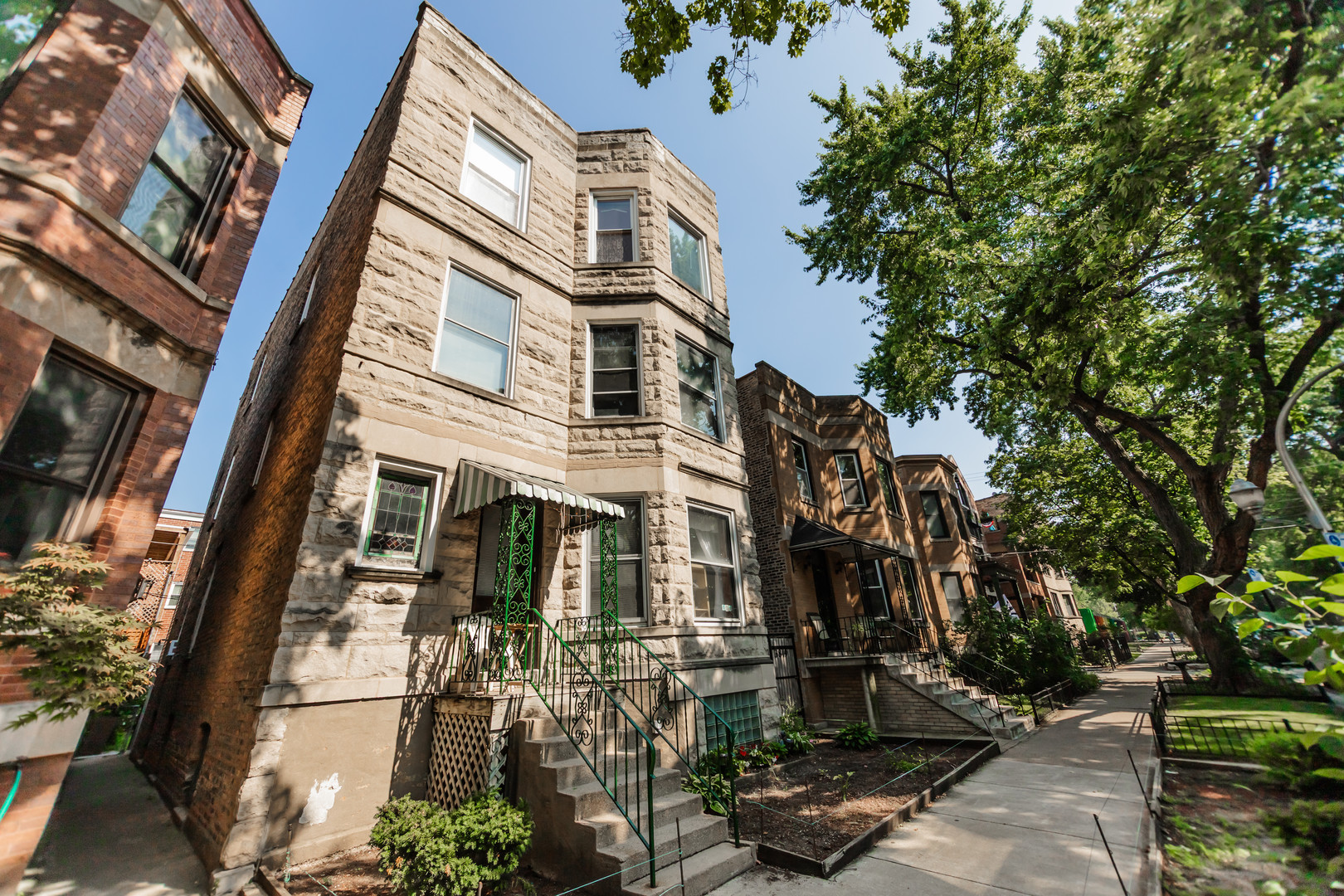 3853 N Janssen Avenue