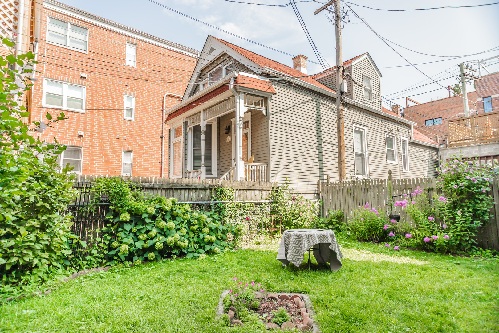 3853 N Janssen Avenue